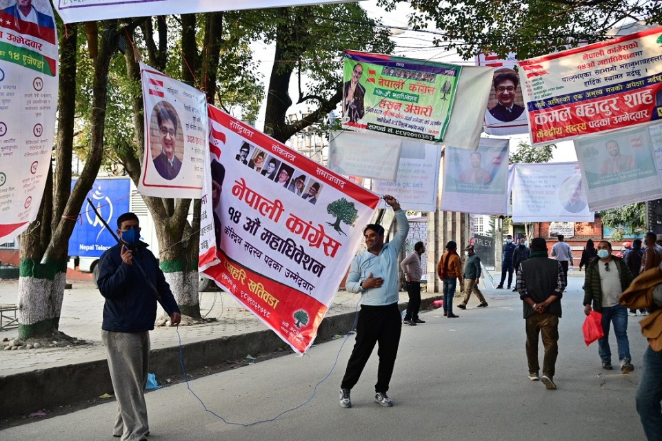 काँग्रेस महाधिवेशन :  प्रचारप्रसारका लागि टाँगिएका सामग्रीहरु हटाइए